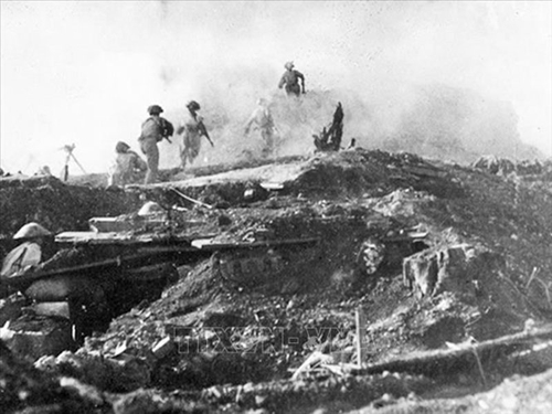 Thông báo đặc biệt: Đúng 22 giờ ngày 7 tháng 5, quân ta đã tiêu diệt toàn bộ quân địch ở Điện Biên Phủ. Chiến dịch Điện Biên Phủ vĩ đại đã thu được toàn thắng

